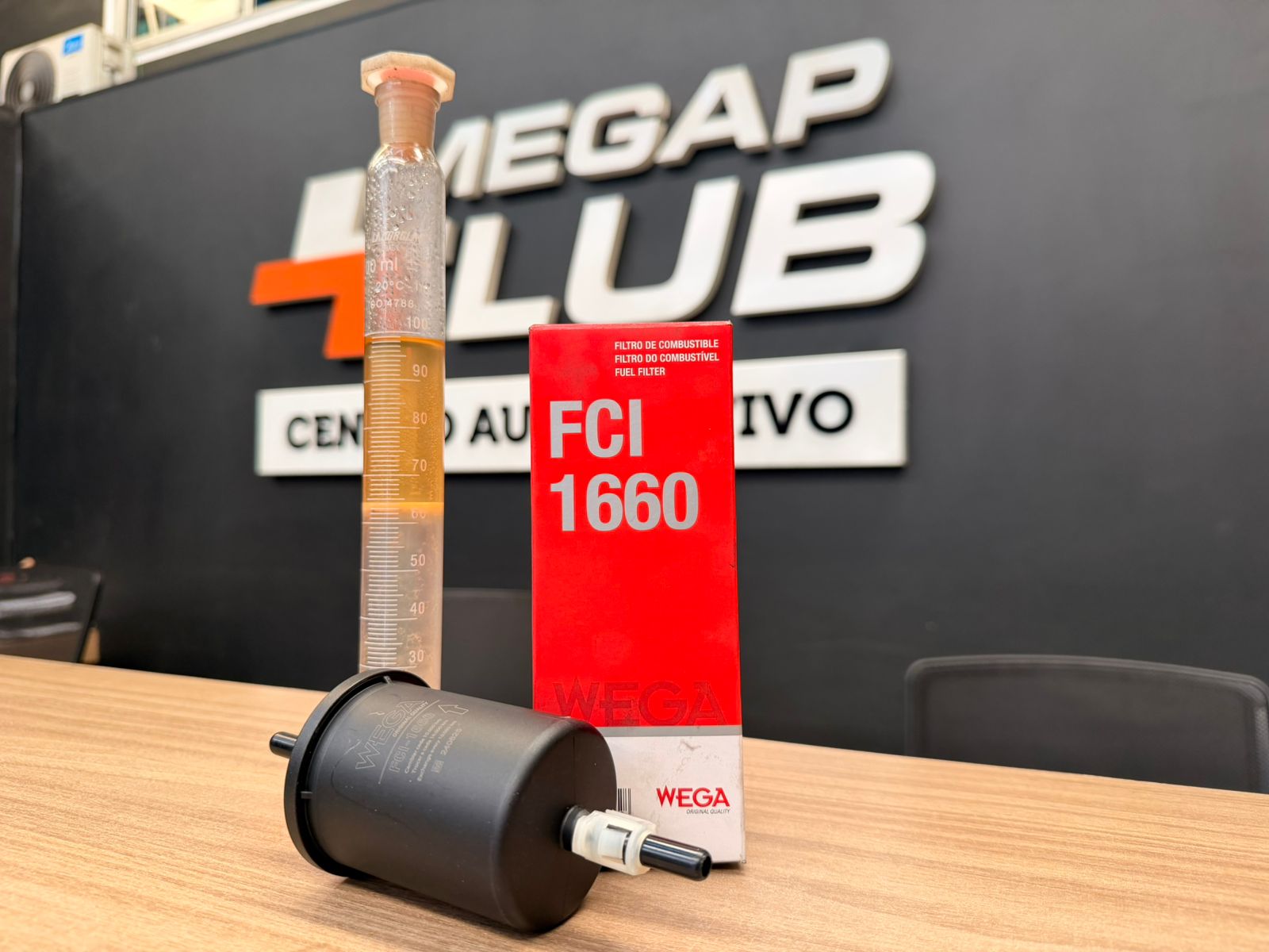 Bomba de combustível com gasolina limpa e adulterada lado a lado 