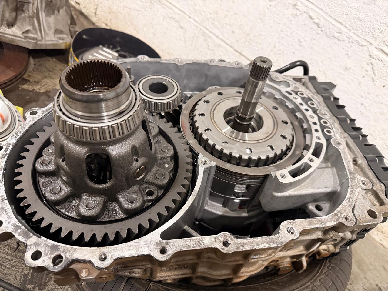 Transmissão de carro aberta com óleo de câmbio recém-trocado 