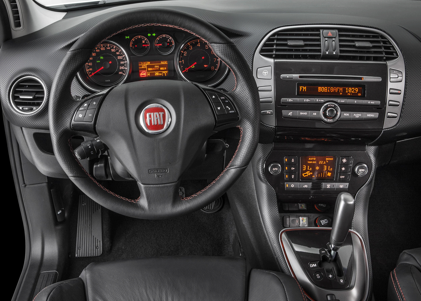 Painel interno de carro mostrando câmbio Dualogic e volante com borboletas de troca 