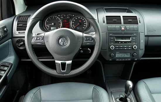 Condutor ao volante de Volkswagen usando seletor de câmbio automatizado iMotion na cabine moderna 