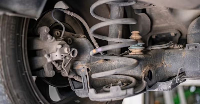 Carro em pista irregular destacando sistema de suspensão dianteira 