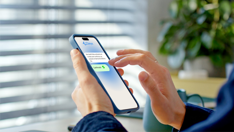 Paciente em sala de espera visualizando lembrete de consulta no WhatsApp 