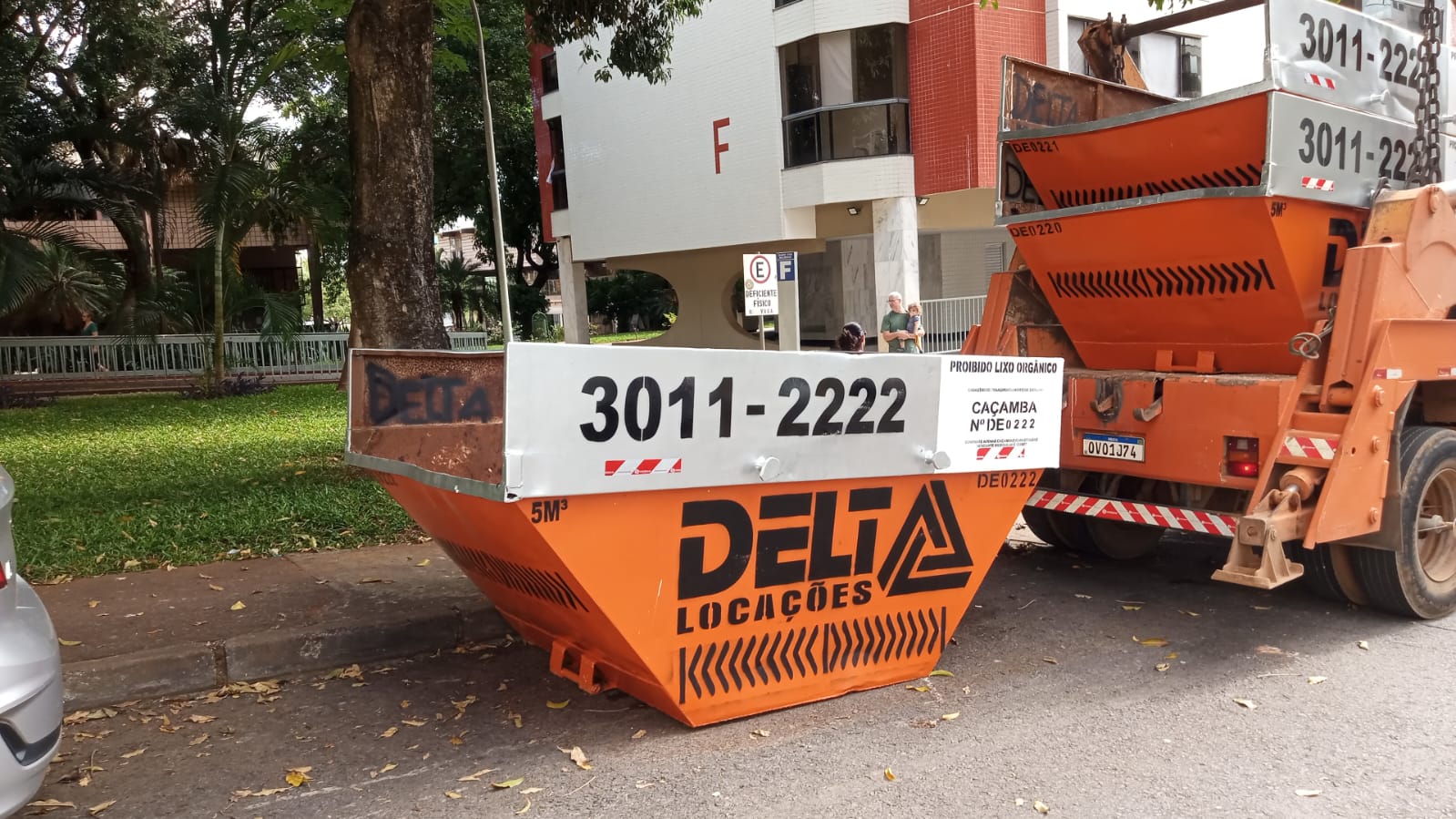 Morador calculando volume de entulho sobre planta baixa de obra residencial 