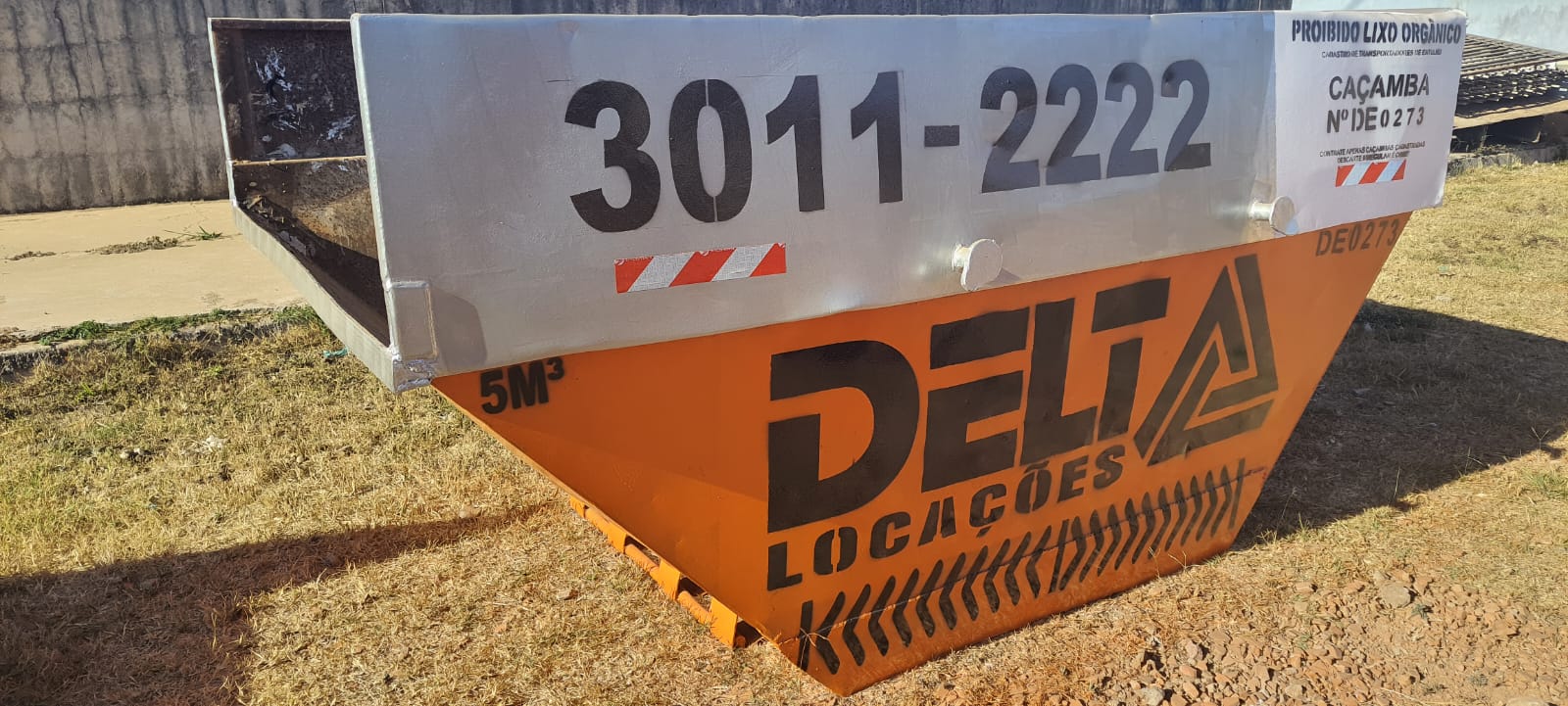 Container de metal para obra organizado com entulho separado em canteiro sustentável 