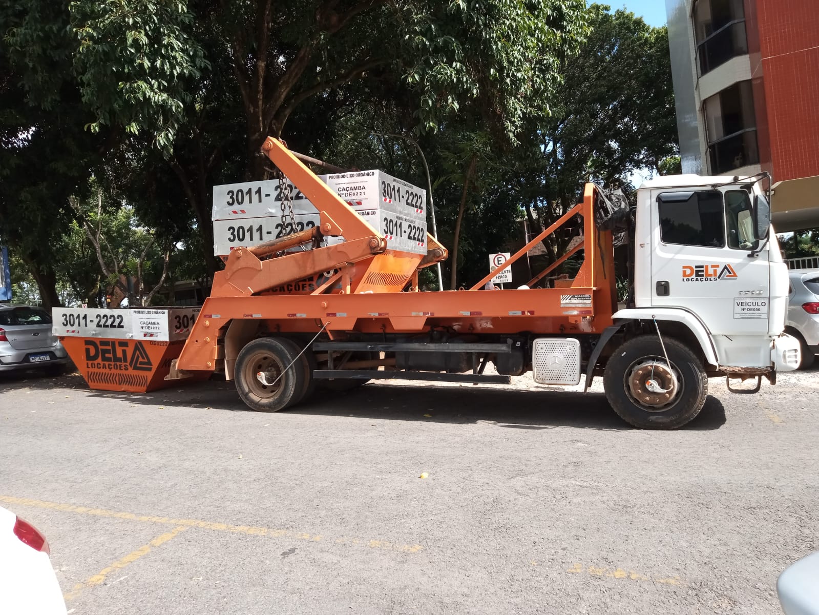 Container de entulho metálico em área de obras e jardinagem 
