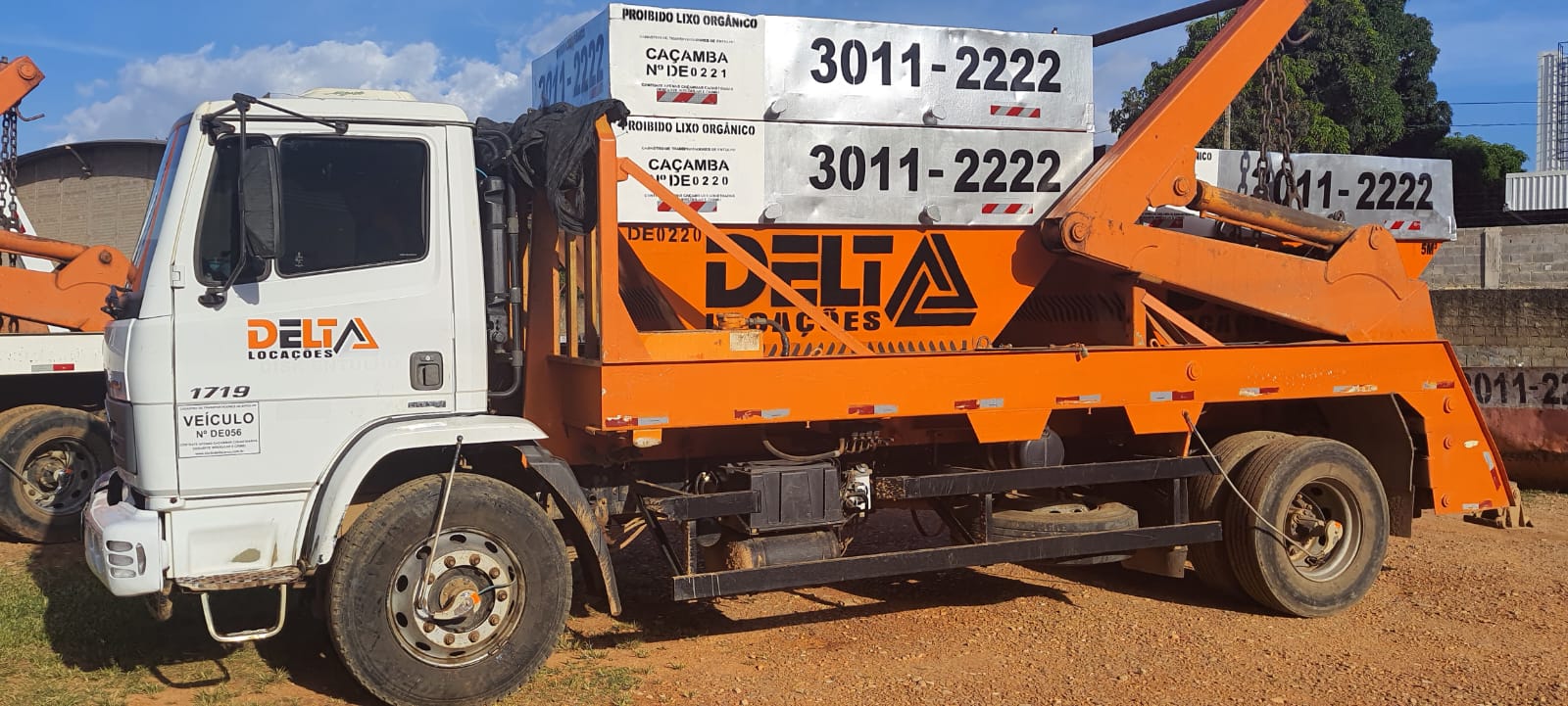 Estação de triagem de reciclagem com caçamba de entulho e resíduos separados 