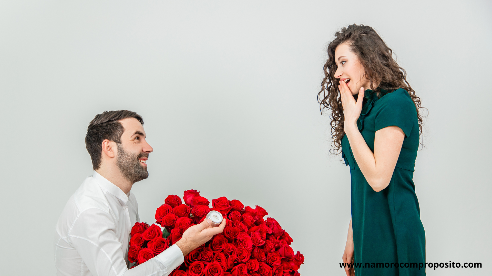 Um casal jovem sentado em um banco de parque conversando de forma reflexiva, representando o discernimento no namoro cristão.