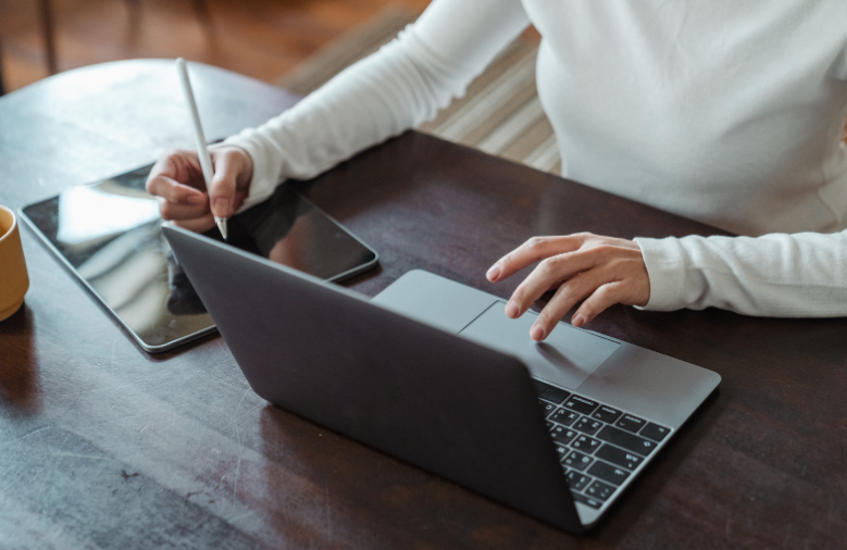 Pessoa verificando situação cadastral do CNPJ 