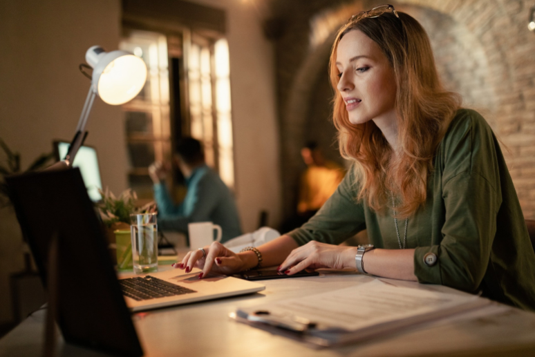 Profissional PJ cercado por números fiscais e conexão com o exterior 