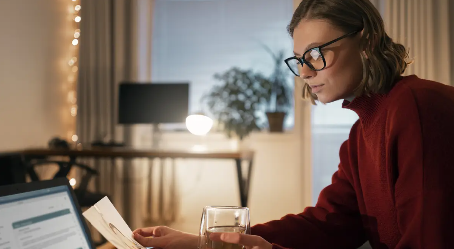 Profissional de tecnologia analisando cálculo do Fator R em painel digital 