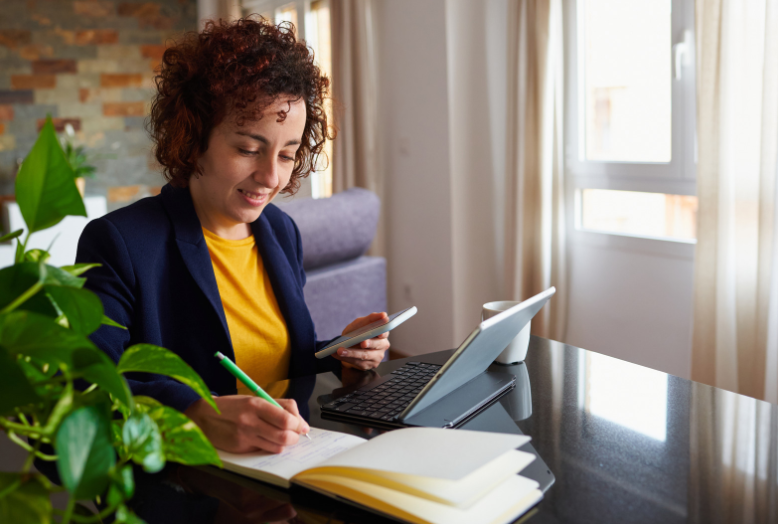 Profissional em home office revisando uma nota fiscal eletrônica no notebook, com interface de sistema fiscal na tela, mesa organizada e ambiente clean e moderno
