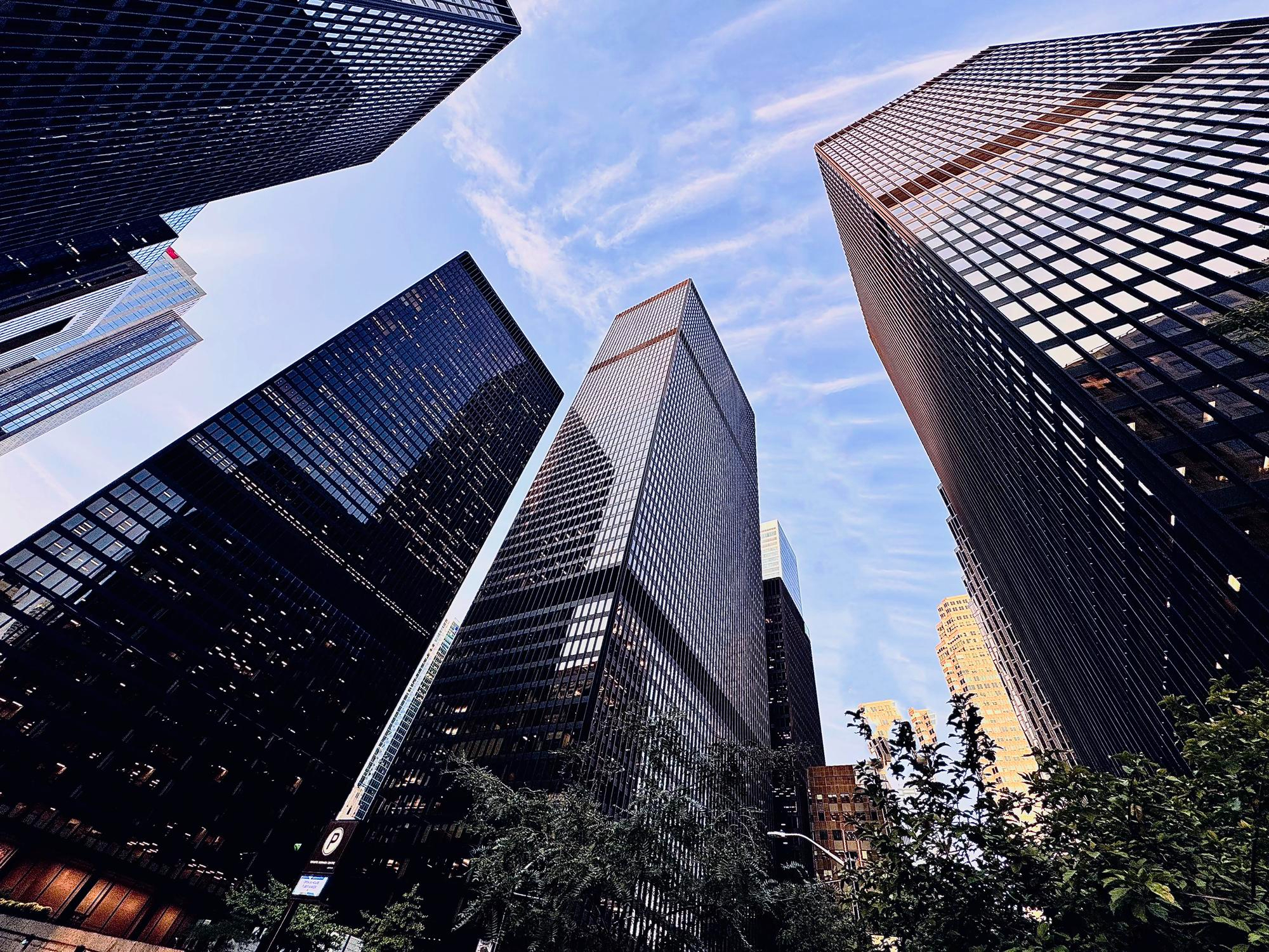 Prédios de alto padrão em uma cidade com céu limpo e claro