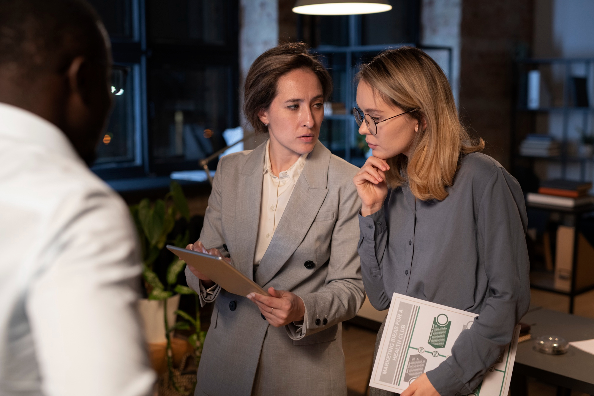 Executivos analisando gráficos conectados a prédios corporativos 