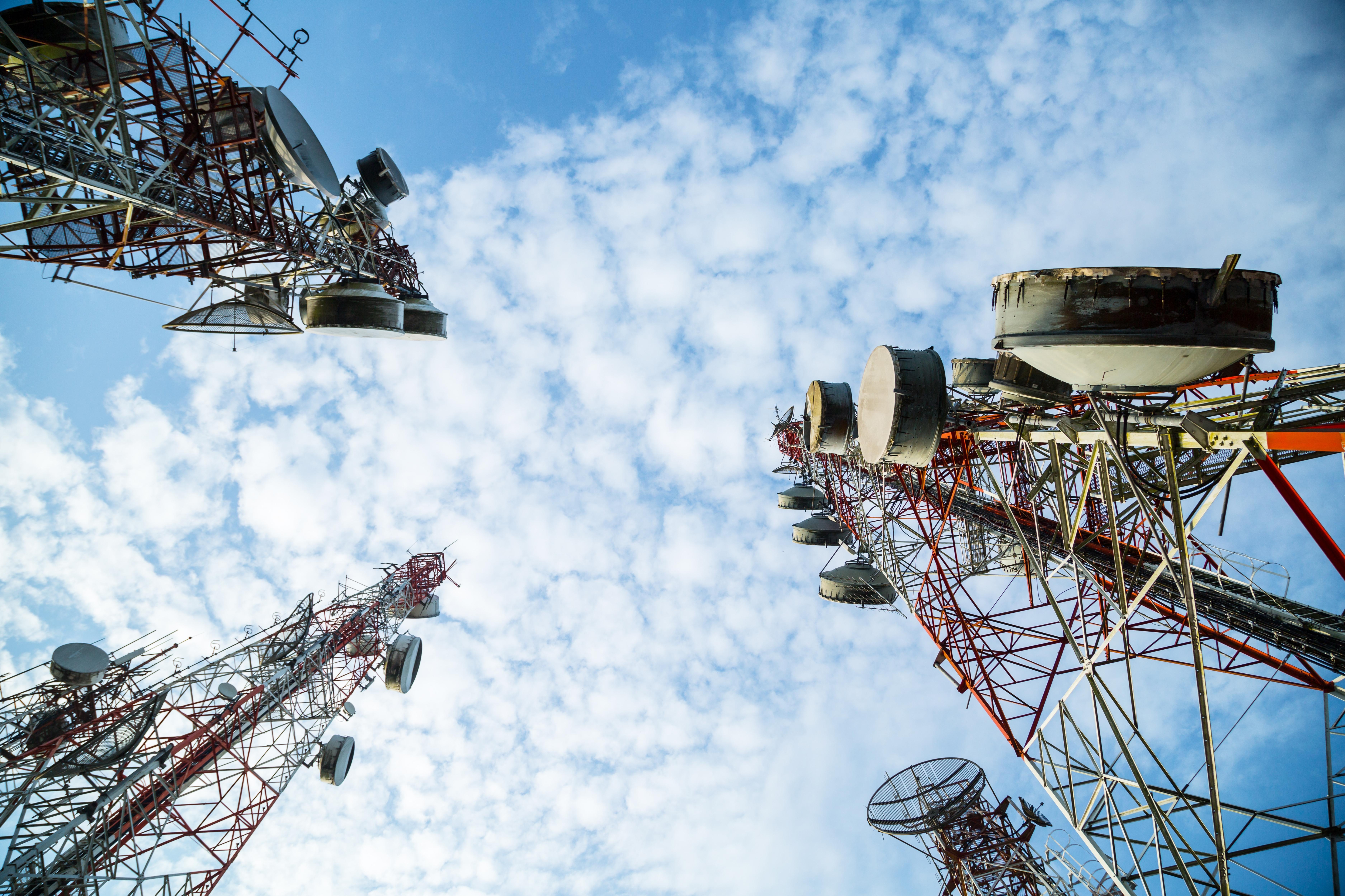 Torres de telecomunicação conectadas a fonte de energia estável ao amanhecer 