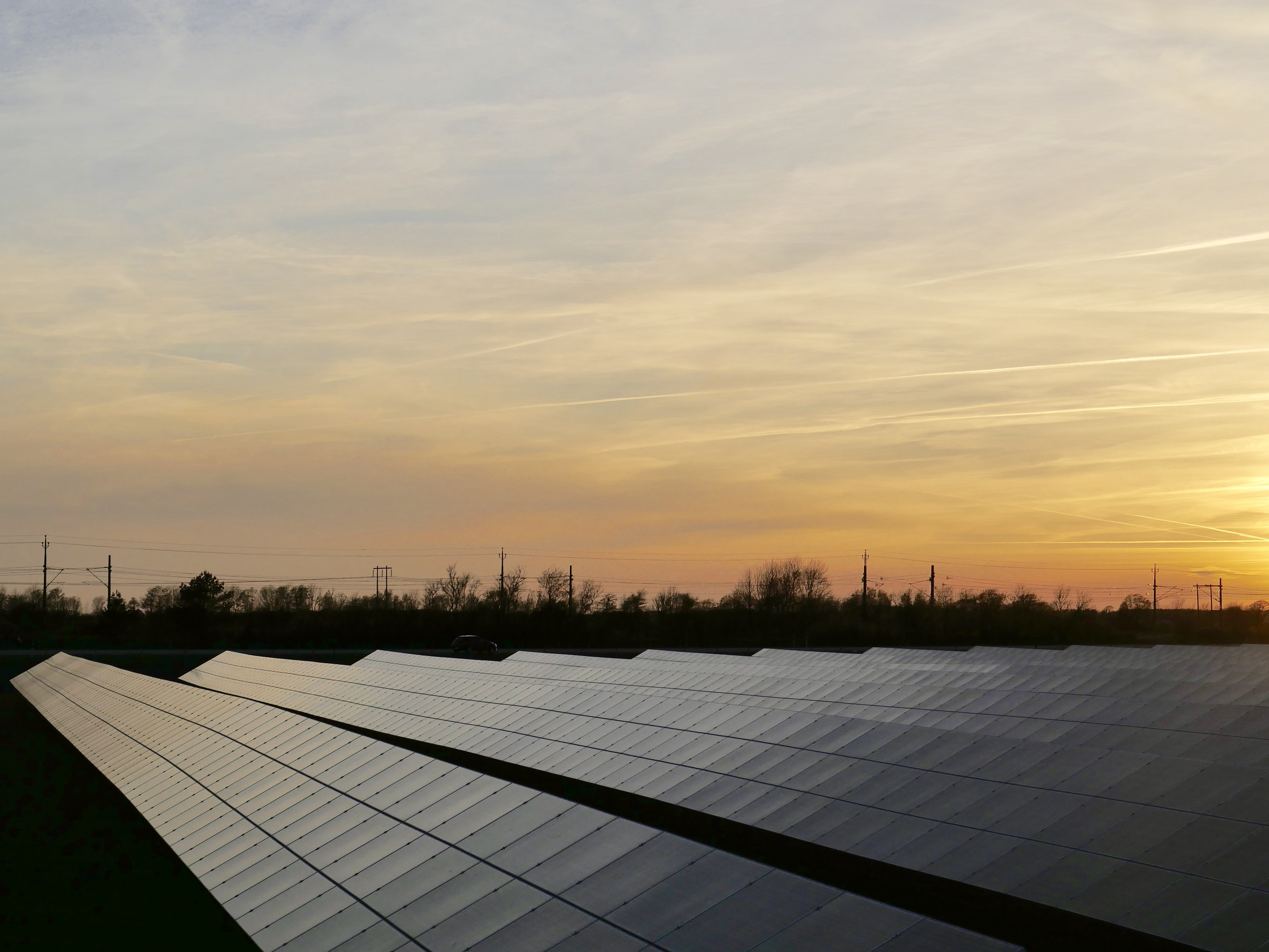 Painéis solares em telhado industrial com gráfico de ROI em destaque 