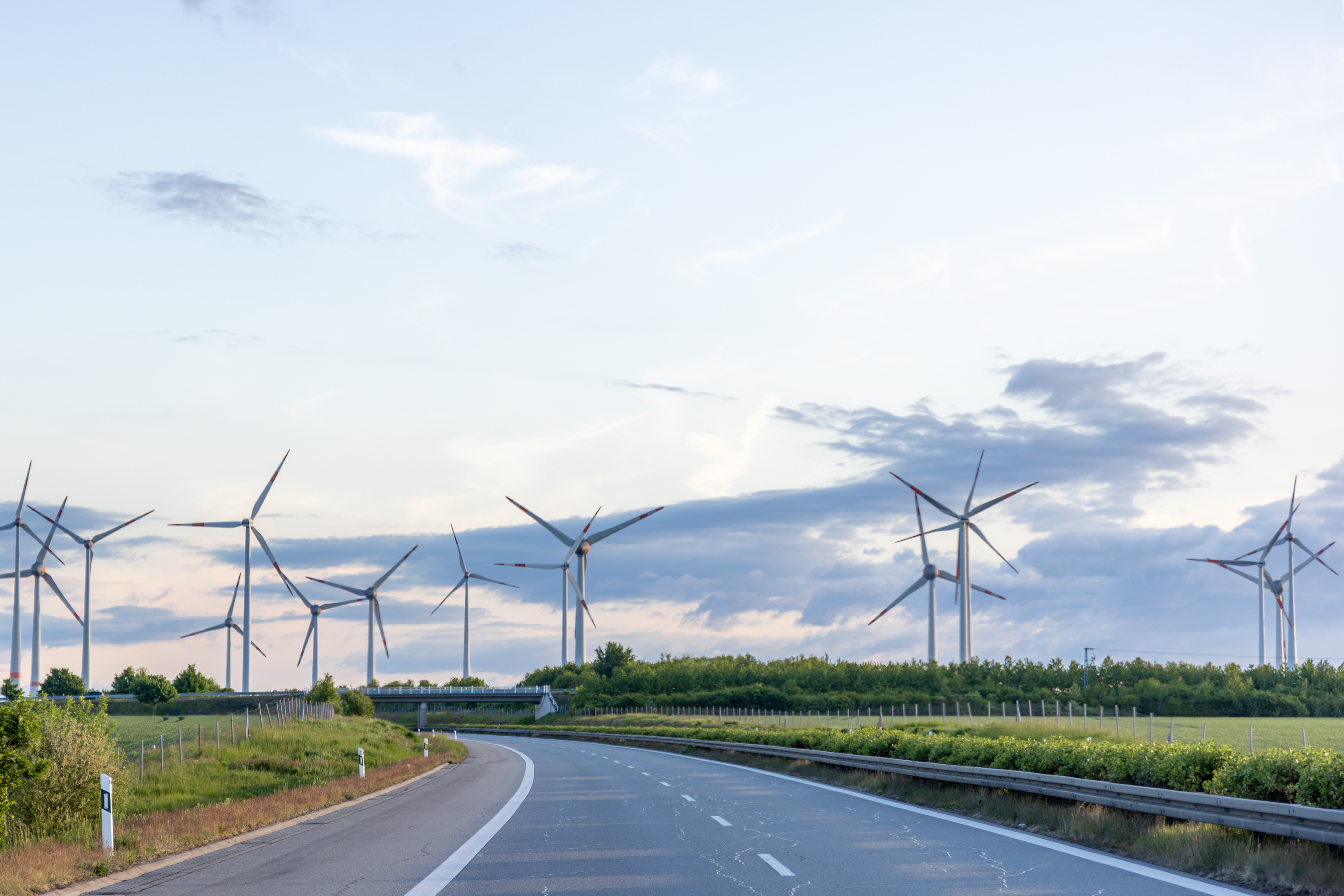 Planta industrial moderna com tanques de hidrogênio verde e painéis solares ao fundo 