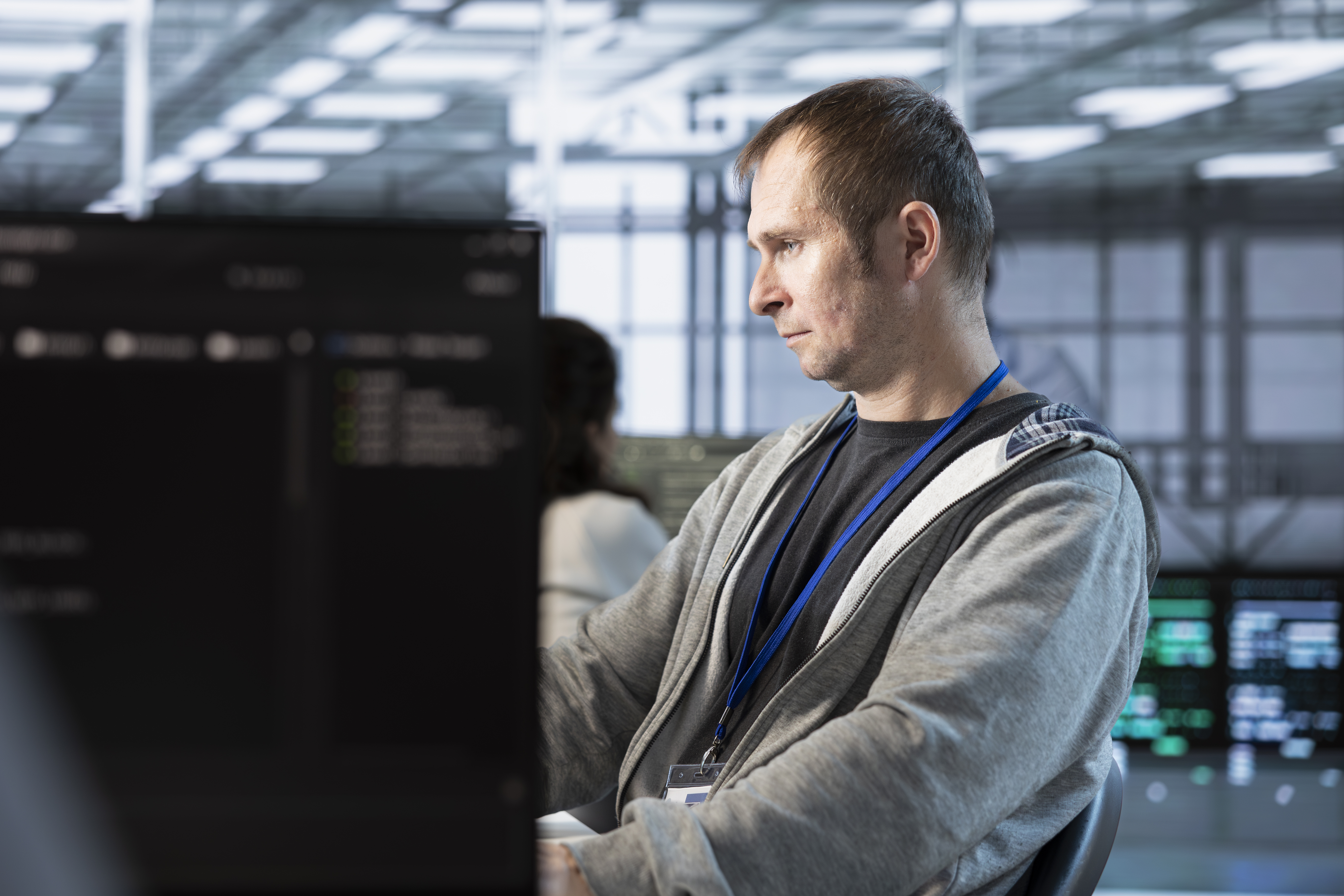 Gestor de TI analisando servidores antigos em data center moderno 
