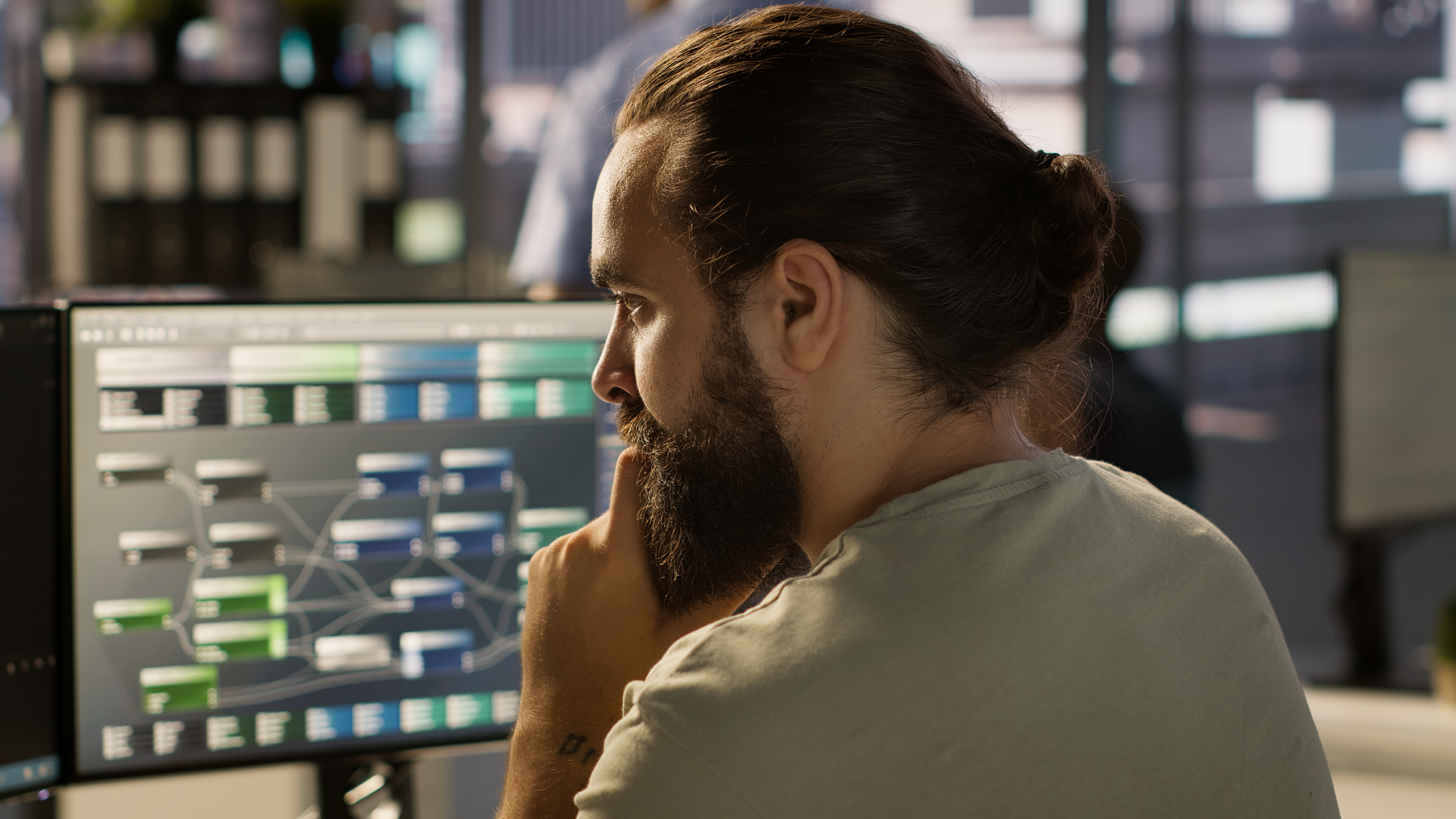Profissional de TI analisando servidores em datacenter integrado a nuvem híbrida 