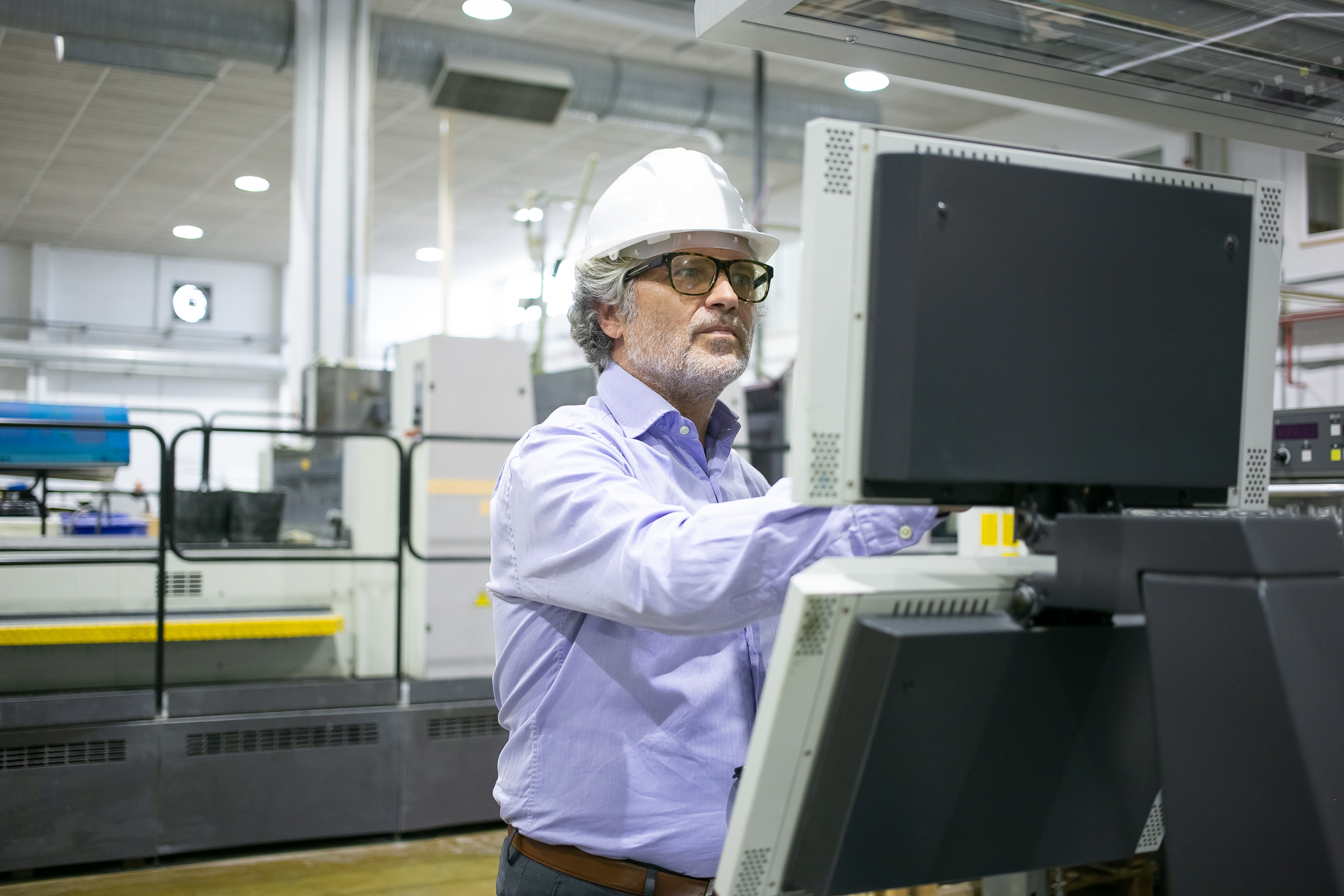 Engenheiros analisando dados preditivos em obra de engenharia civil 