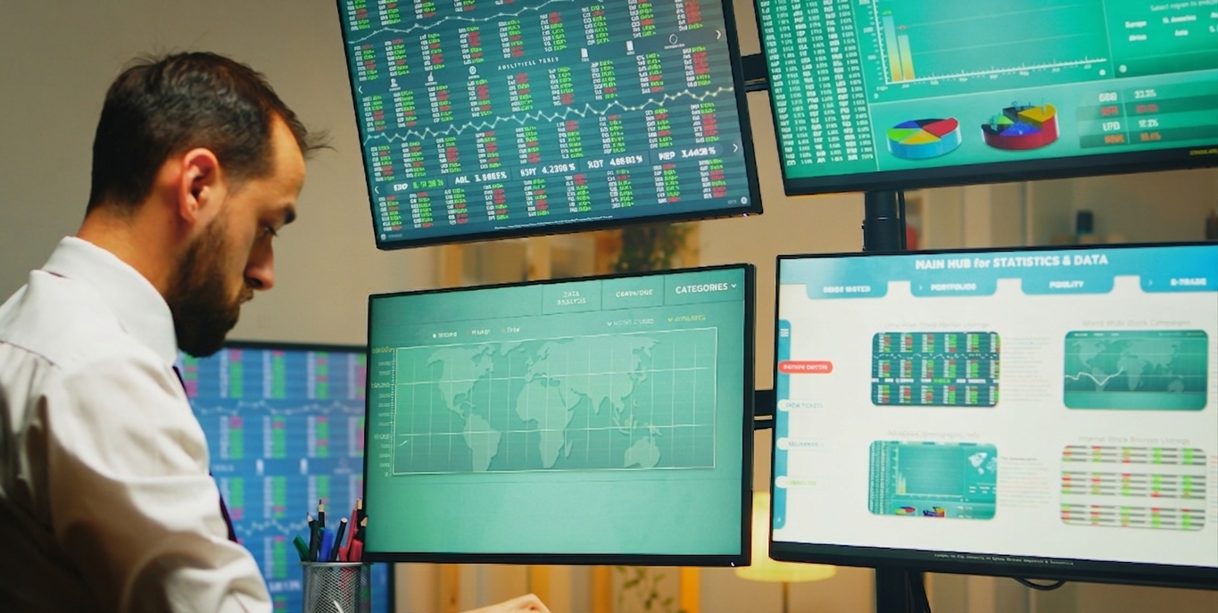Engenheiro analisando painel com indicadores de manutenção em planta industrial moderna 
