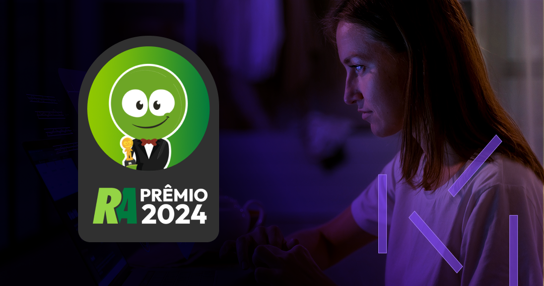 Fluxo de campanhas de CRM automatizadas avançando em direção a troféu de premiação 