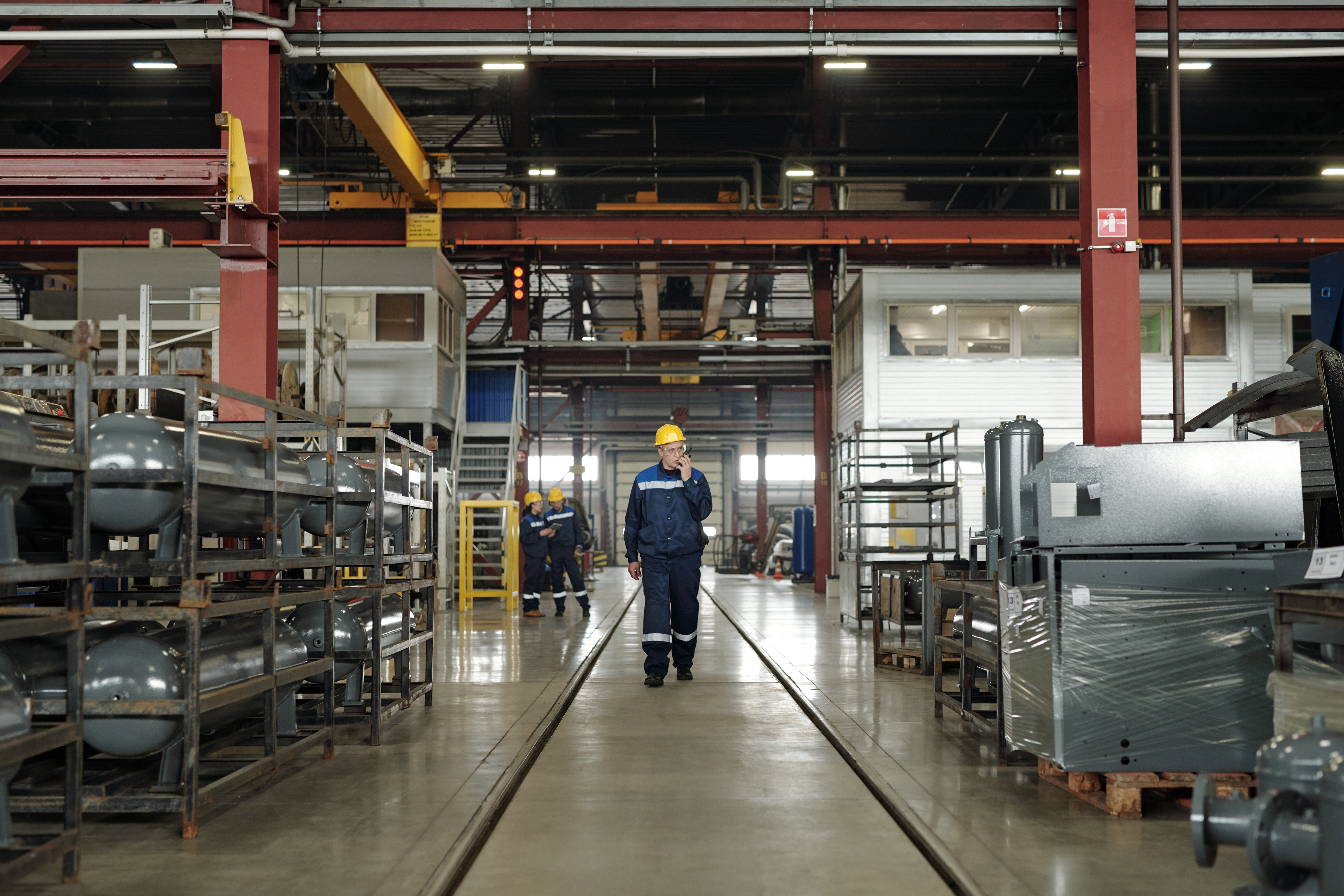 Técnicos realizando manutenção preventiva em linha de produção industrial automatizada 