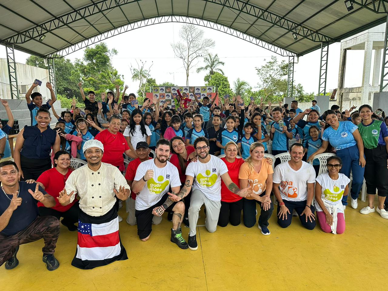 Pátio de escola pública em Manaus com biodigestor modular e alunos em atividade sustentável 
