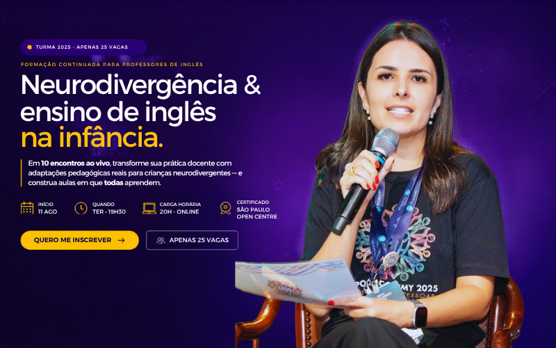 Professora de inglês observa crianças neurodivergentes aprendendo em sala de aula inclusiva 
