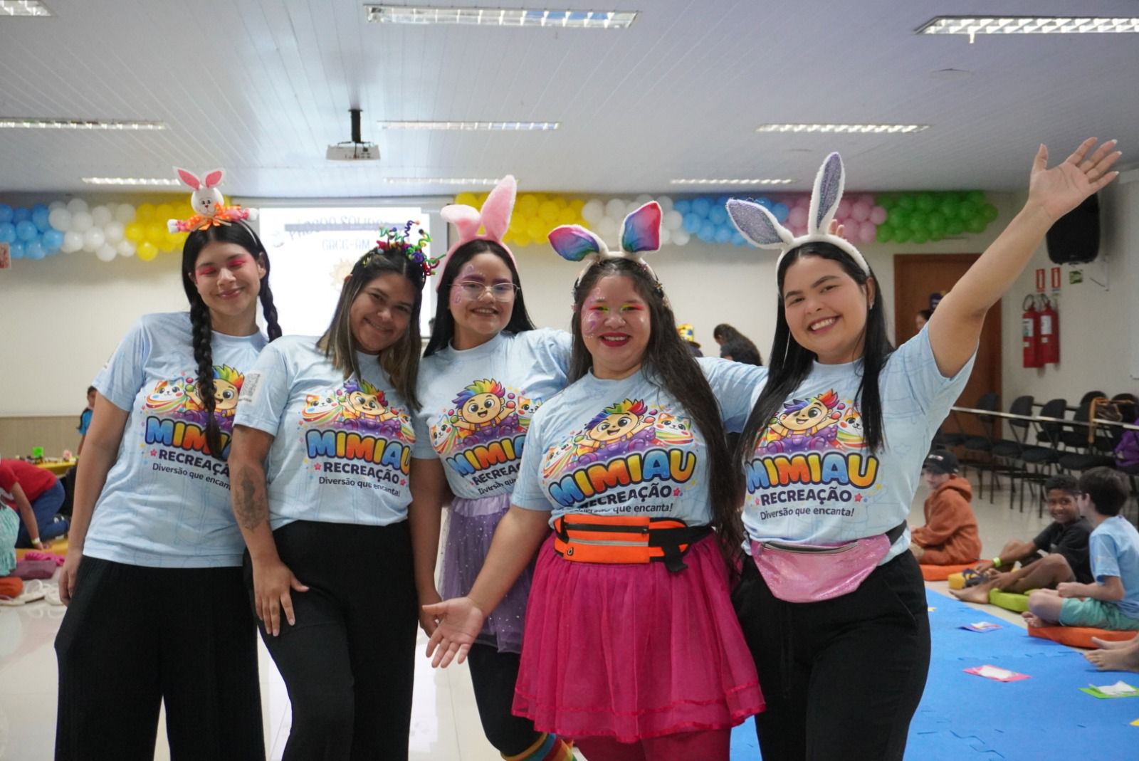 Crianças brincando com recreadores em festa infantil ao ar livre 