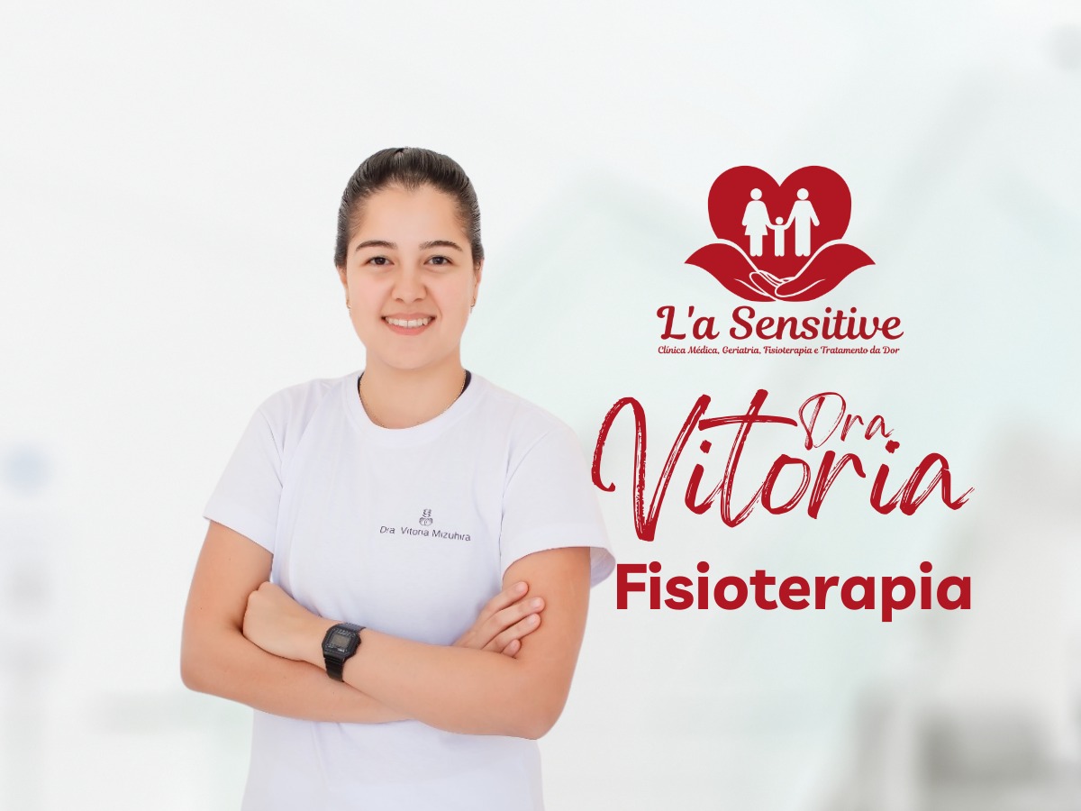 Fisioterapeuta acompanhando paciente em circuito funcional com cones e bola 