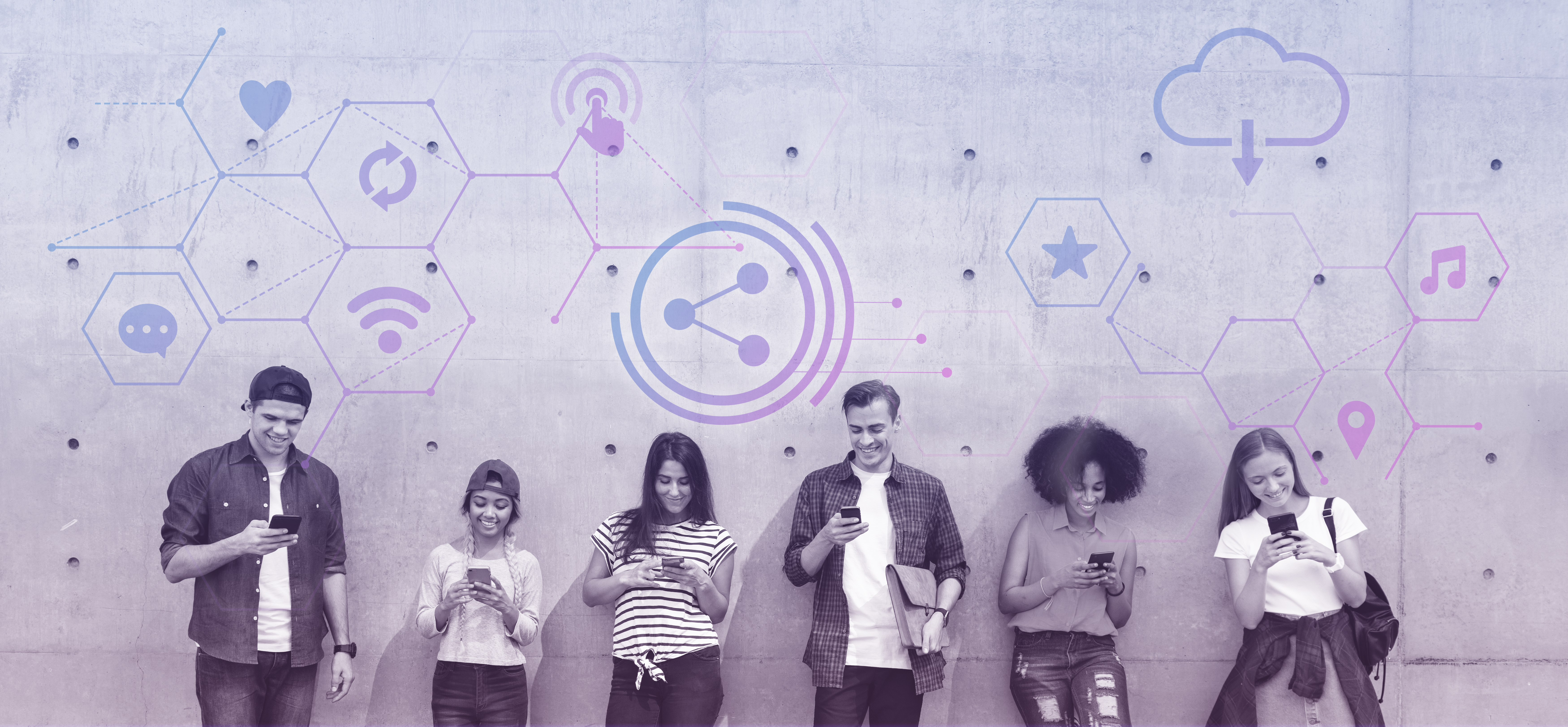 Colaborador observa holograma com indicadores de experiência digital de trabalho híbrido 