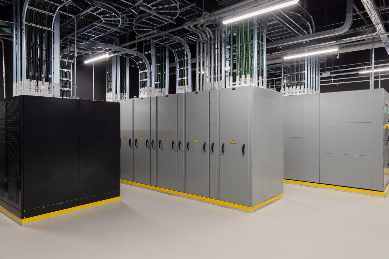 Corte lateral mostrando interior de data center moderno com vários sistemas integrados 