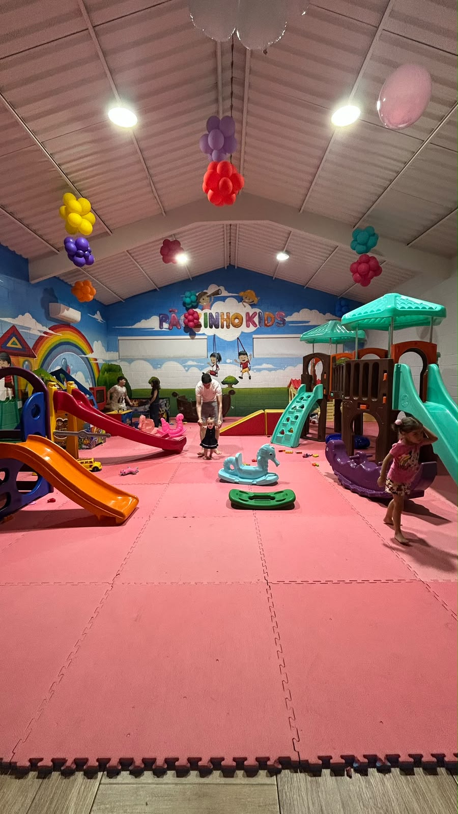 Pãozinho & Conveniência: cafeteria que conquista famílias com duas áreas kids e cardápio variado
