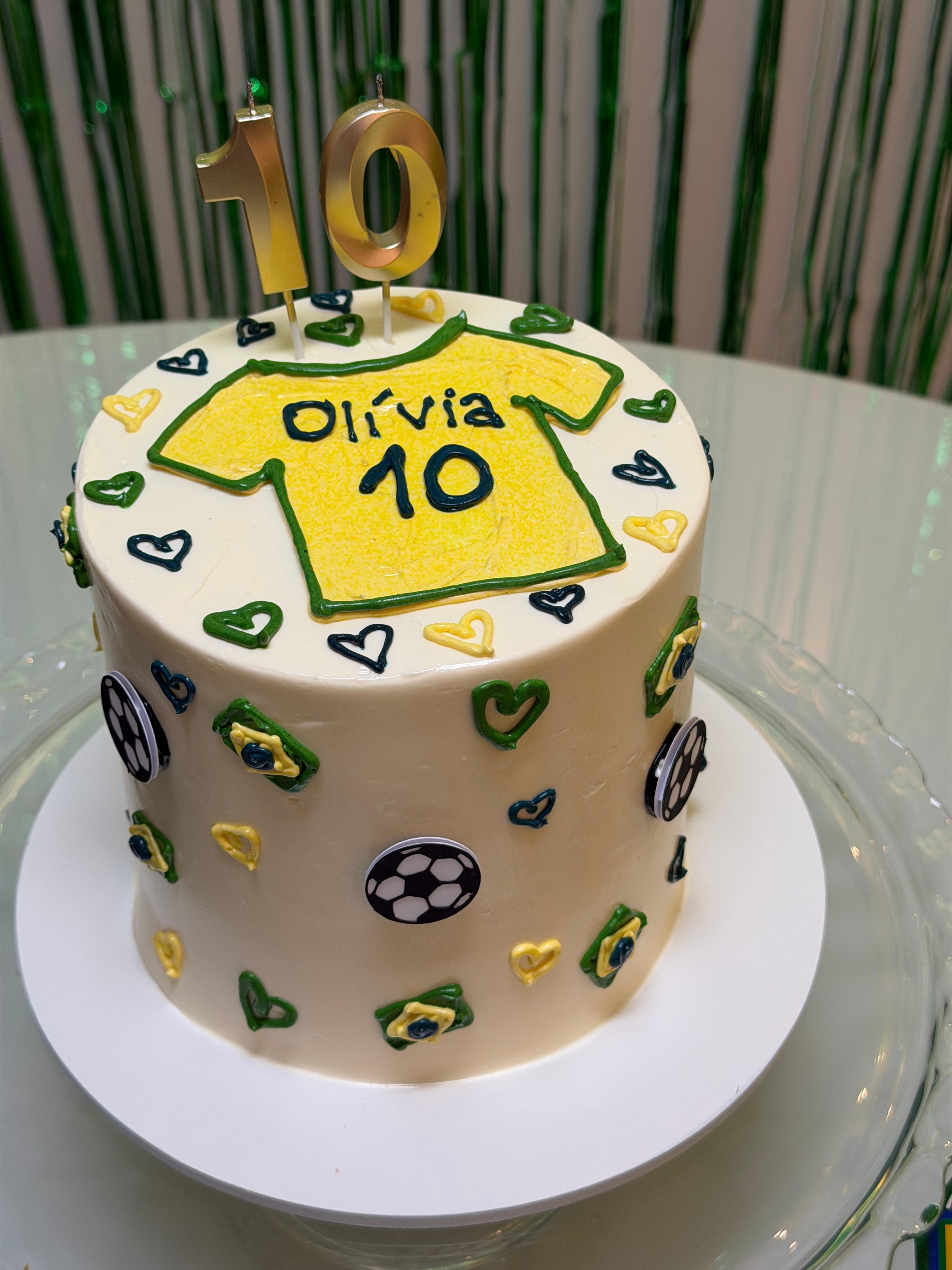 Mesa decorada com bolos de mêsversário coloridos em confeitaria artesanal 
