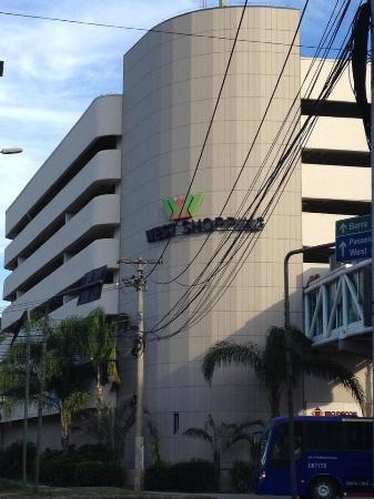 Morador de Campo Grande caminhando perto do West Shopping segurando pequeno estojo com joias de ouro 